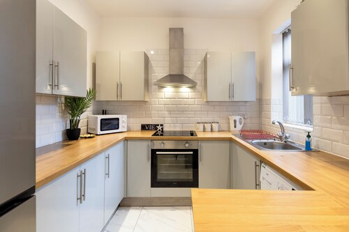 Large Home, Ideal for Contractors, Free Parking!