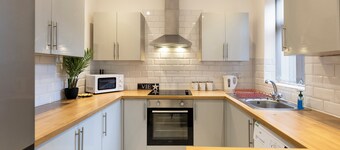 Large Home, Ideal for Contractors, Free Parking!