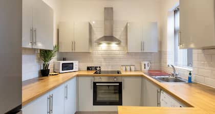 Large Home, Ideal for Contractors, Free Parking!