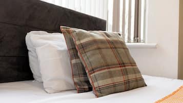 4 bedrooms, iron/ironing board, WiFi, bed sheets