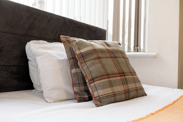 4 bedrooms, iron/ironing board, free WiFi, bed sheets