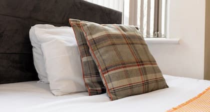 Spacious 4BR Home Near Alton Towers