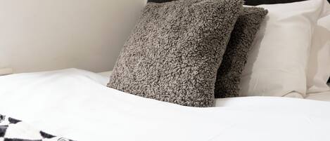 4 bedrooms, iron/ironing board, WiFi, bed sheets