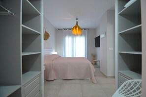 2 slaapkamers, een strijkplank/strijkijzer, gratis wifi, beddengoed