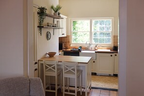 Wasserkocher mit Kaffee-/Teezubehör, Kühlschrank, Mikrowelle, Ofen