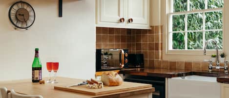 Een koelkast, een microgolfoven, een oven, een vaatwasser