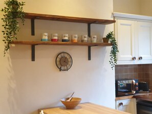 Fridge, microwave, oven, dishwasher - Montpellier Cheltenham - Character Georgian Town House (Gloucestershire)