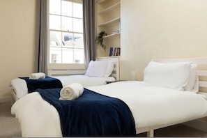 4 bedrooms, desk, iron/ironing board, travel cot - Montpellier Cheltenham - Character Georgian Town House (Gloucestershire)