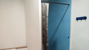 Een badkamer met toilet, bidet en douchegordijn.