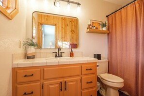 Eco-friendly toiletries, hair dryer, towels, soap - Lazy Bear Cabin in Big Bear perfect for your family getaway. 8 person Spa (Big Bear)