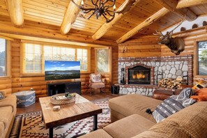Smart-TV, Kamin, Bücher