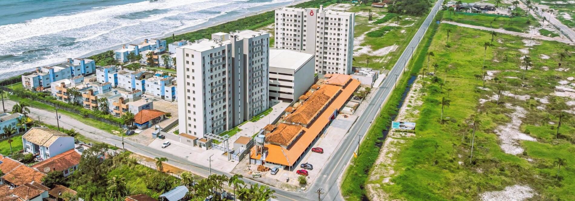 Eine Küstenstadt mit Hochhäusern, einer Straße und einem Strand.