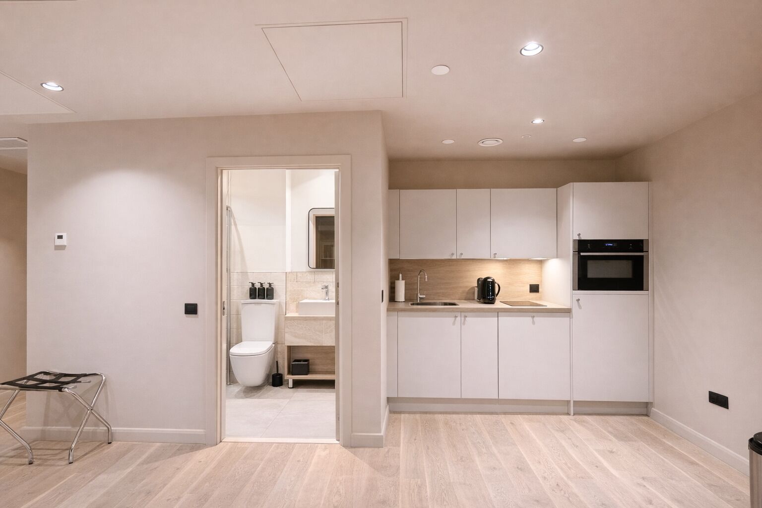 Estudio ejecutivo | Cocina privada | Frigobar, microondas, horno y parrilla de estufa 