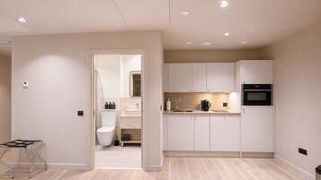 Estudio ejecutivo | Cocina privada | Frigobar, microondas, horno y parrilla de estufa