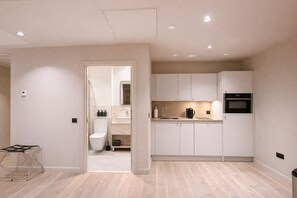 Estúdio executivo | Cozinha privada | Frigobar, micro-ondas, fogão, cooktop