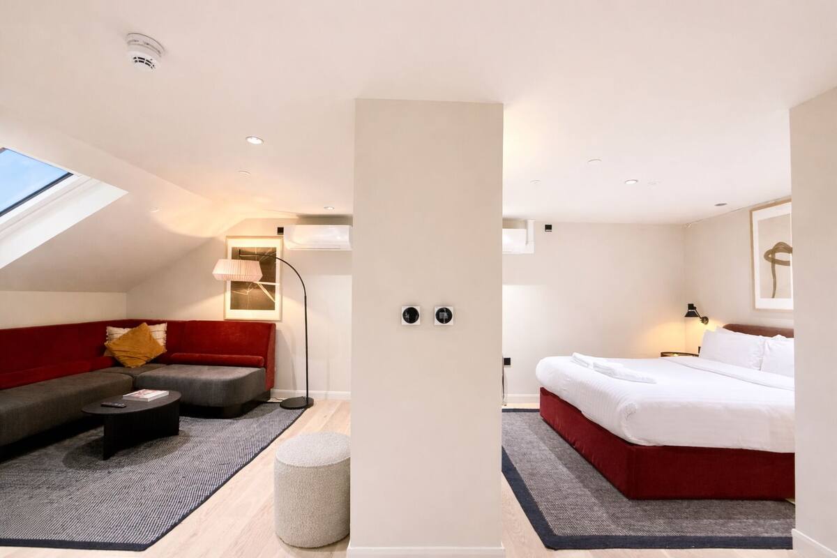 Signature Studio Suite | Peti besi dalam bilik, ruang kerja komputer riba, kalis bunyi 
