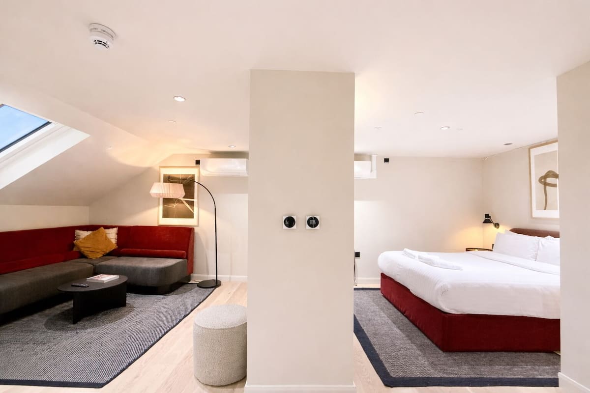 Suite Studio Signature | Espace de travail pour ordinateur portable, Wi-Fi gratuit