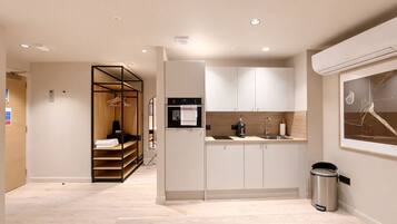 Signature-studiosviitti | Yksityinen keittiö | Minijääkaappi, mikroaaltouuni, uuni, liesi