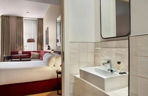 In-room safe, laptop workspace, soundproofing, iron/ironing board - VCity Suites at Teachers (Glasgow)