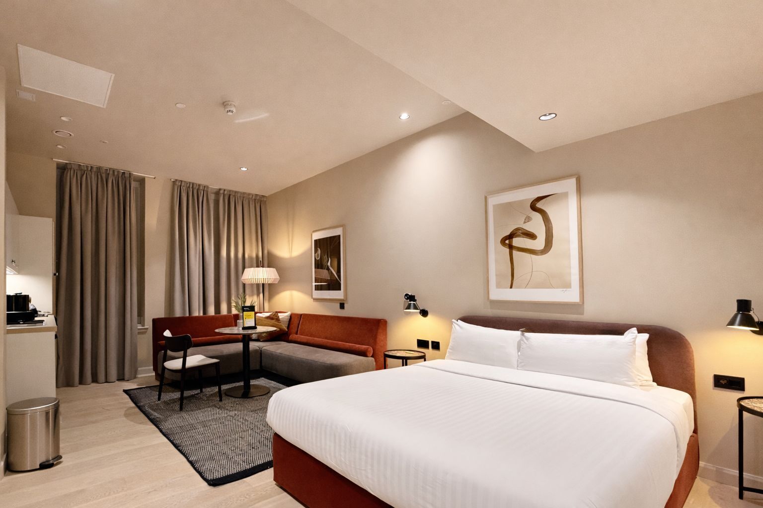 Espacio para trabajar con laptop y wifi gratis 