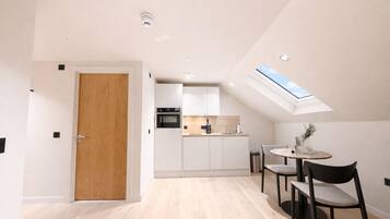 Signature Studio Suite | Private kitchen | Mini-fridge, microwave, oven, stovetop