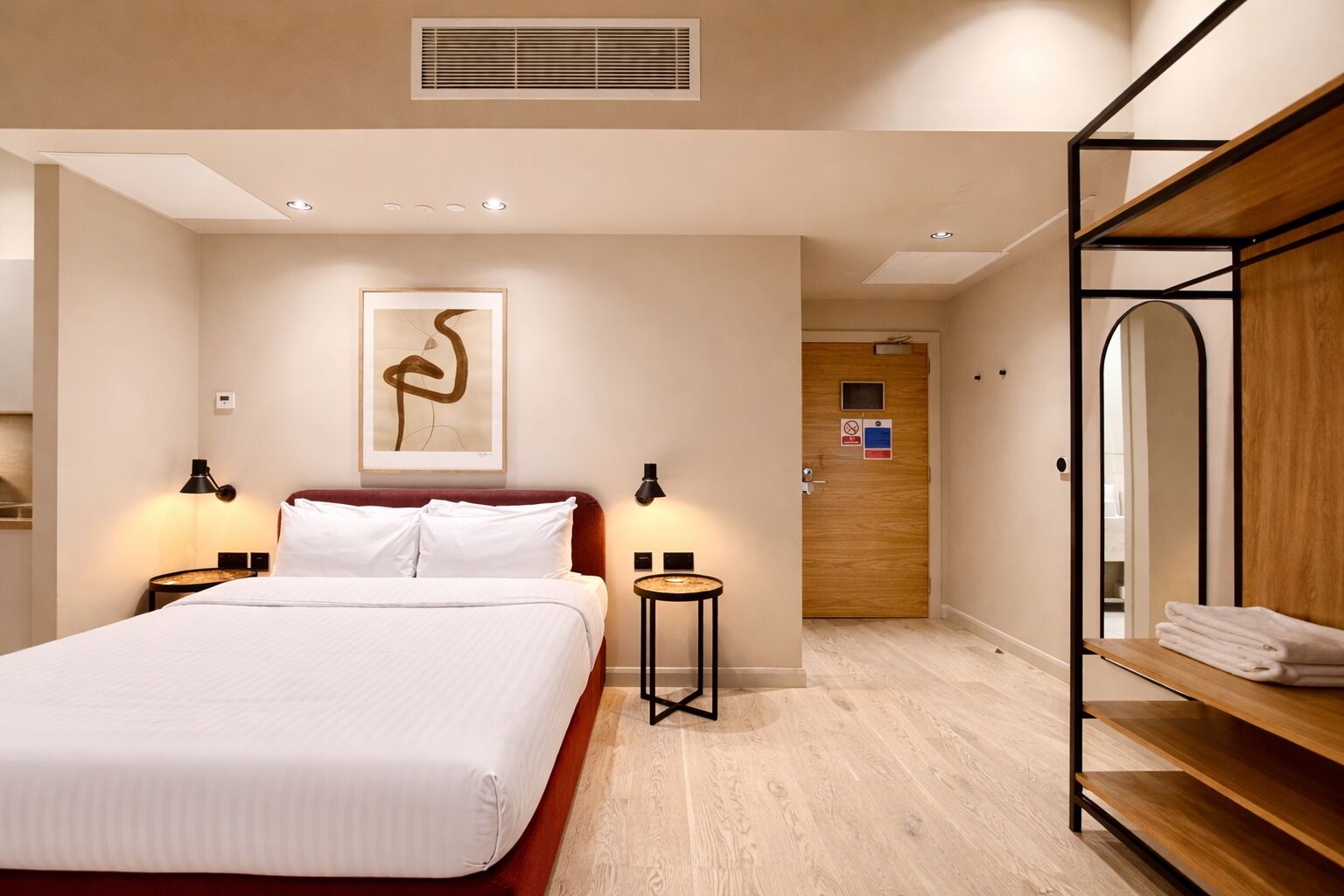 Comfort-Studiosuite | Laptopgeeigneter Arbeitsplatz, kostenloses WLAN