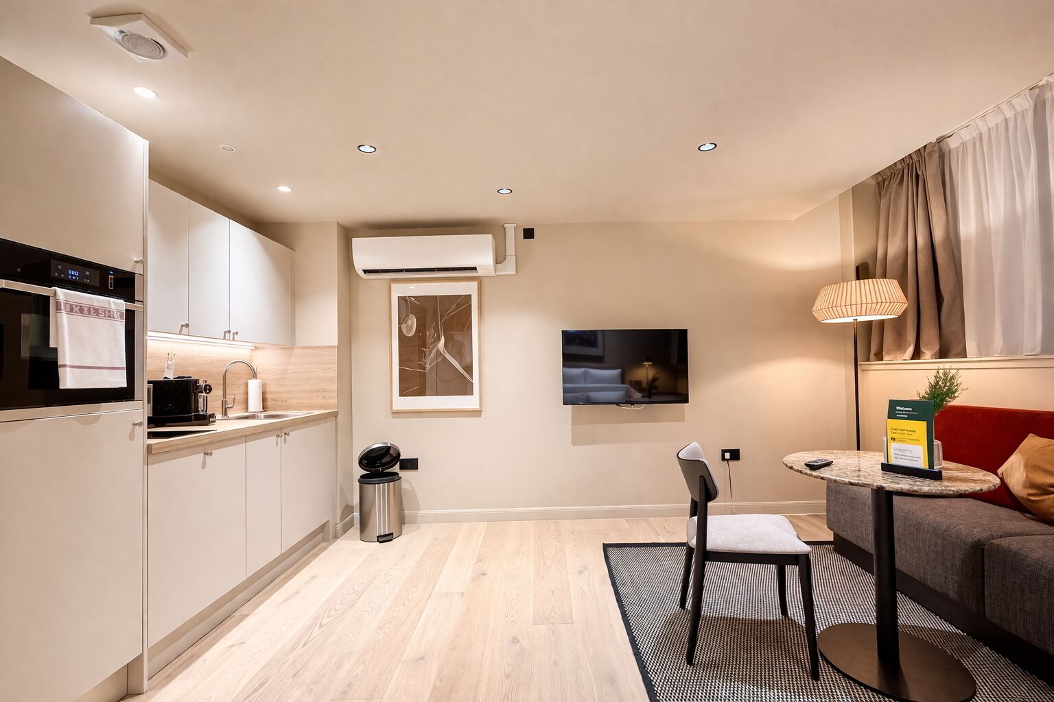 Signature studio suite | Privékeuken | Een mini-koelkast, een magnetron, een oven, een kookplaat