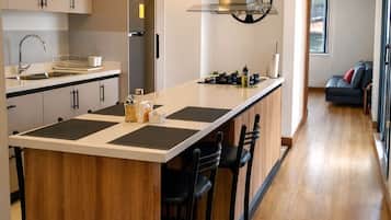 Frigorífico, microondas, cafetera o tetera y tostadora