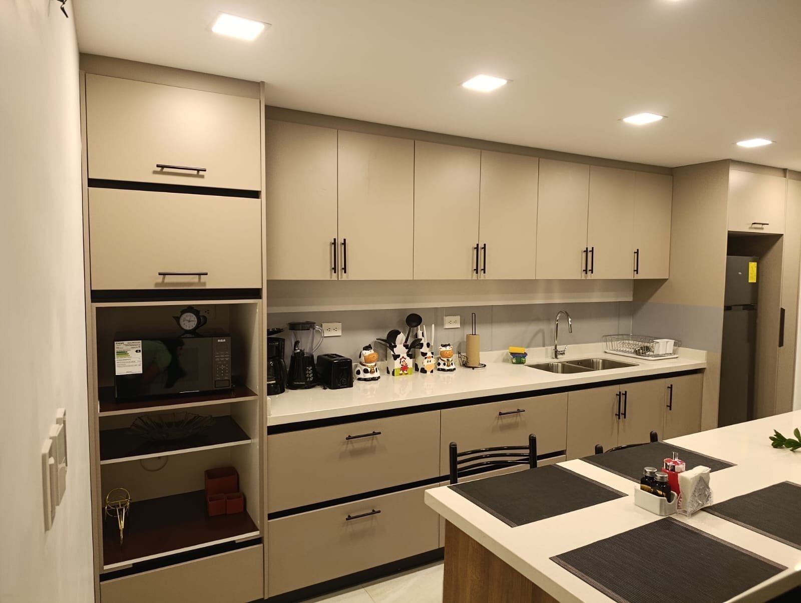 Kühlschrank, Mikrowelle, Wasserkocher mit Kaffee-/Teezubehör, Toaster