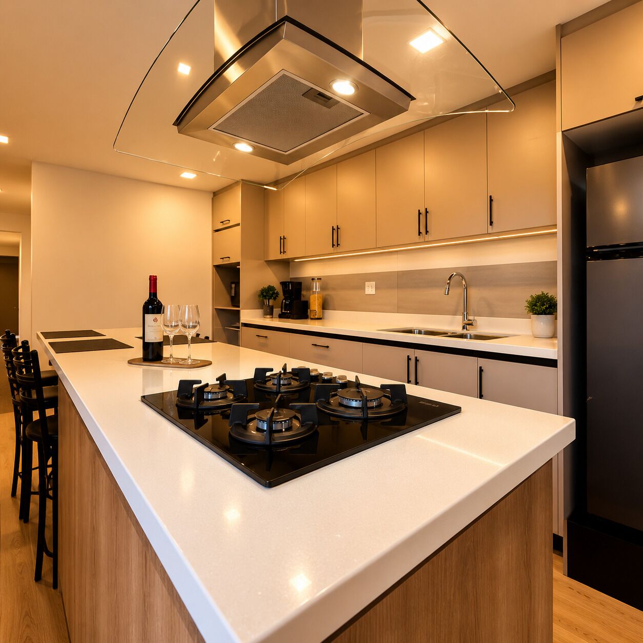 Una cucina moderna con isola centrale, elettrodomestici in acciaio inossidabile e mobili in legno.
