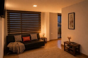 Smart TV - Modern Apartment Near Cuenca's Historic Center | Balcony • Garage • Pet-Friendly (Cuenca)