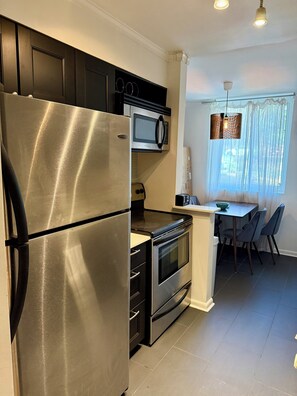 Refrigerador, microondas, horno y parrilla de estufa