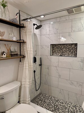 Regadera, toallas, jabón, shampoo