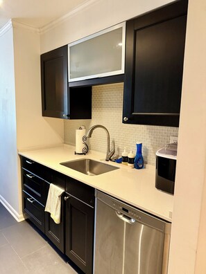 Fridge, microwave, oven, stovetop - 2-Bedroom Midtown Condo — 12 min from Stadium (Atlanta)