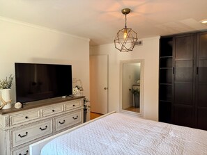 2 bedrooms, iron/ironing board, free WiFi, bed sheets - 2-Bedroom Midtown Condo   — 12 min from Stadium (Atlanta)