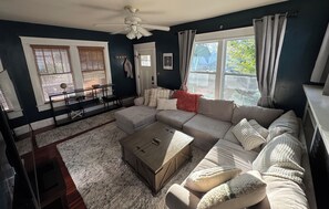 Living area - Perfect 3-bedroom bungalow with AC in vibrant Tampa Heights / Seminole Heights (Tampa)