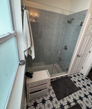Shower, hair dryer, towels, soap - Perfect 3-bedroom bungalow with AC in vibrant Tampa Heights / Seminole Heights (Tampa)