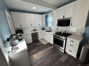 Private kitchen - Perfect 3-bedroom bungalow with AC in vibrant Tampa Heights / Seminole Heights (Tampa)