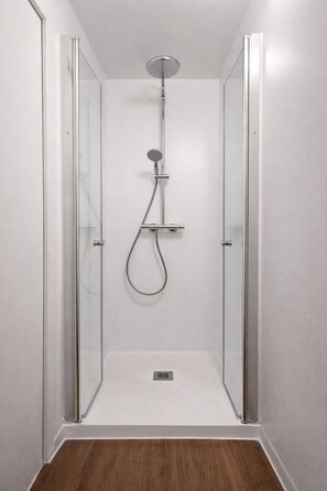 Phòng đôi phong cách cổ điển | Phòng tắm | Buồng tắm vòi sen, máy sấy tóc, khăn tắm, xà phòng