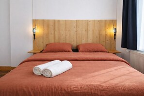 Comfort Double Room | Desk, laptop workspace, free WiFi - La Maison Fives (Lille)