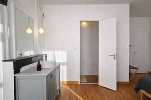 Comfort Double Room | Bathroom | Shower, hair dryer, towels, soap - La Maison Fives (Lille)