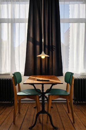 Comfort Double Room | Desk, laptop workspace, free WiFi - La Maison Fives (Lille)