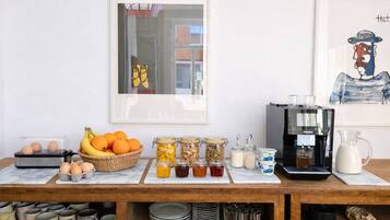 Petit déjeuner buffet (12 EUR par personne)