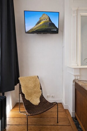 Comfort Double Room | Desk, laptop workspace, free WiFi - La Maison Fives (Lille)