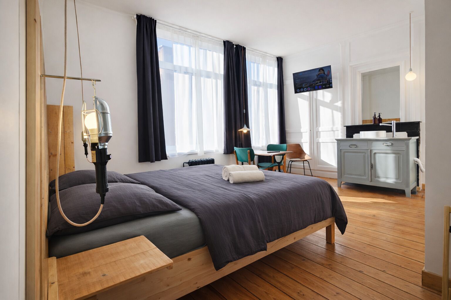 مكتب ومساحة عمل للكمبيوتر المحمول وواي فاي مجانًا