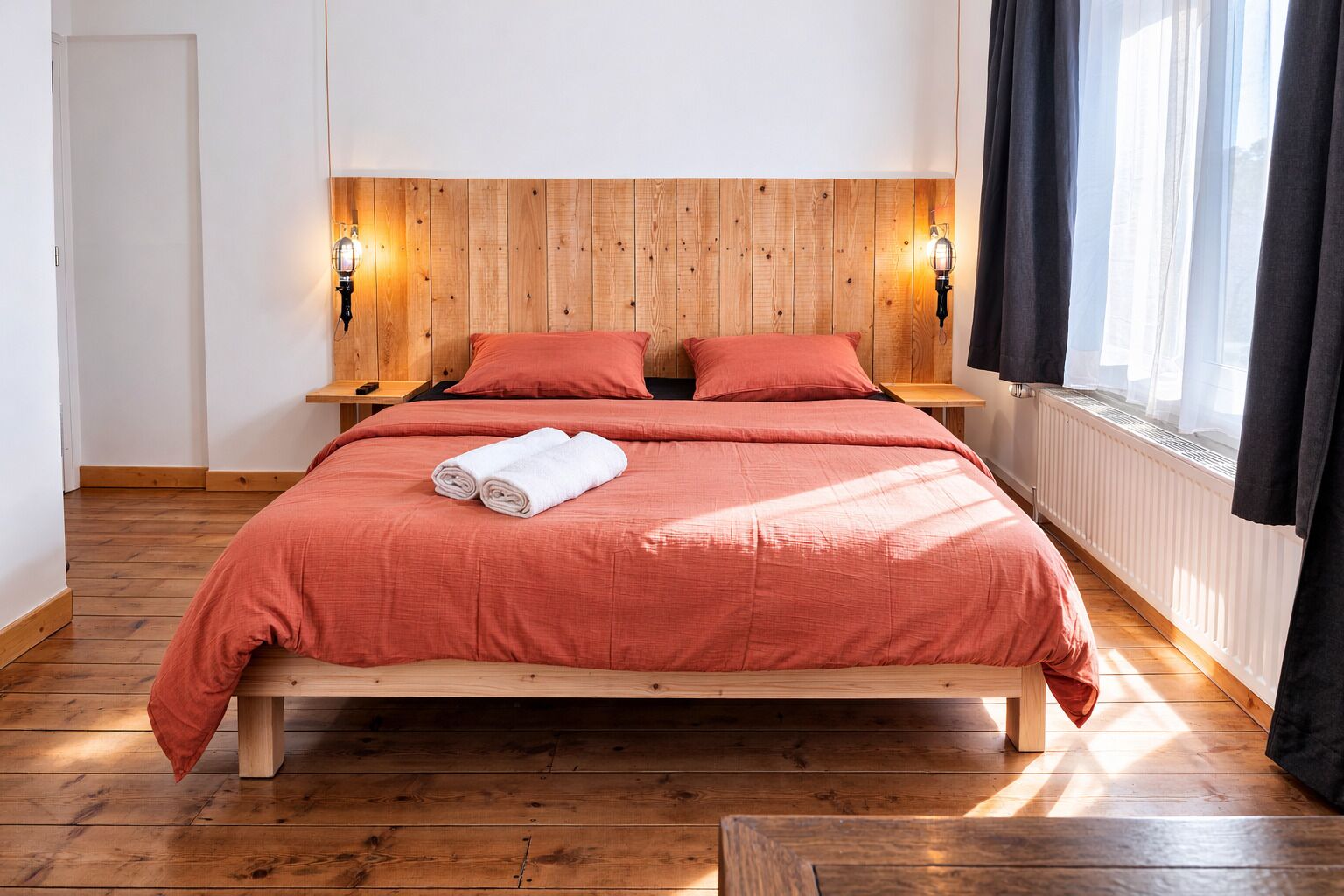 Phòng đôi tiện nghi đơn giản | Bàn, khu vực làm việc phù hợp cho laptop 