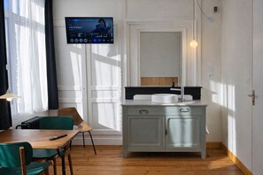 Comfort Double Room | Dining - La Maison Fives (Lille)