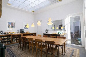 Bữa sáng buffet hàng ngày (12 EUR/mỗi người)