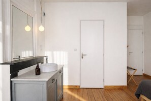 Comfort Double Room | Bathroom | Shower, hair dryer, towels, soap - La Maison Fives (Lille)