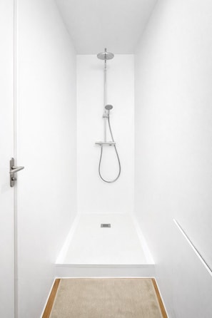 Shower, hair dryer, towels, soap - La Maison Fives (Lille)